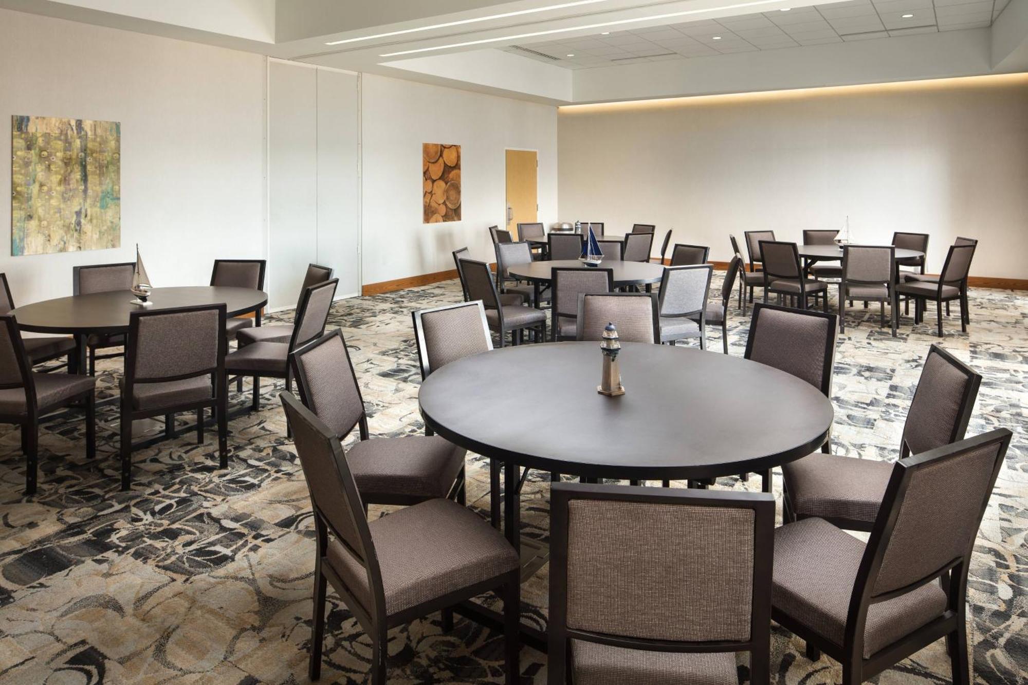 Courtyard By Marriott Erie Bayfront Hotel Exterior photo