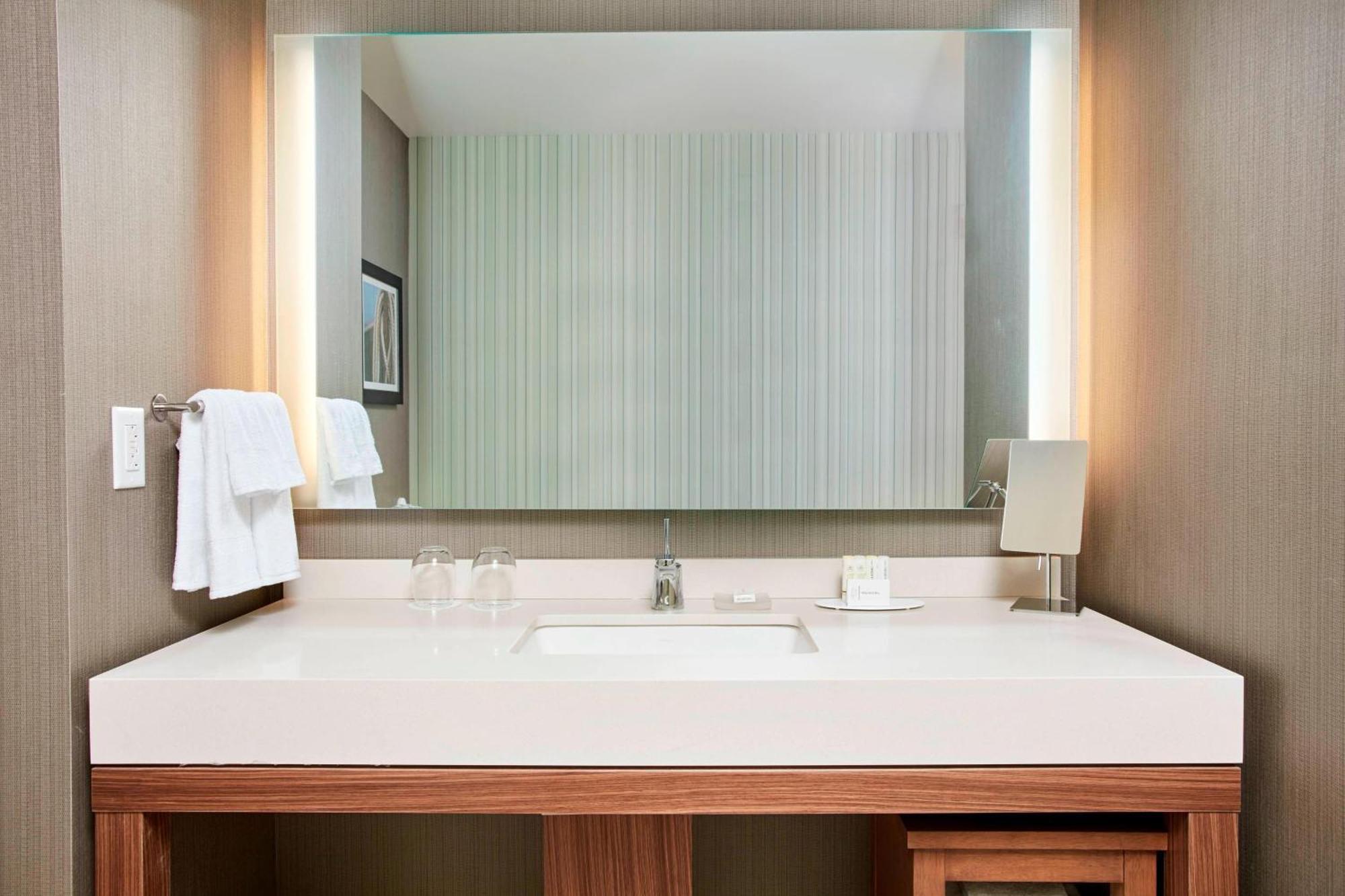 Courtyard By Marriott Erie Bayfront Hotel Exterior photo