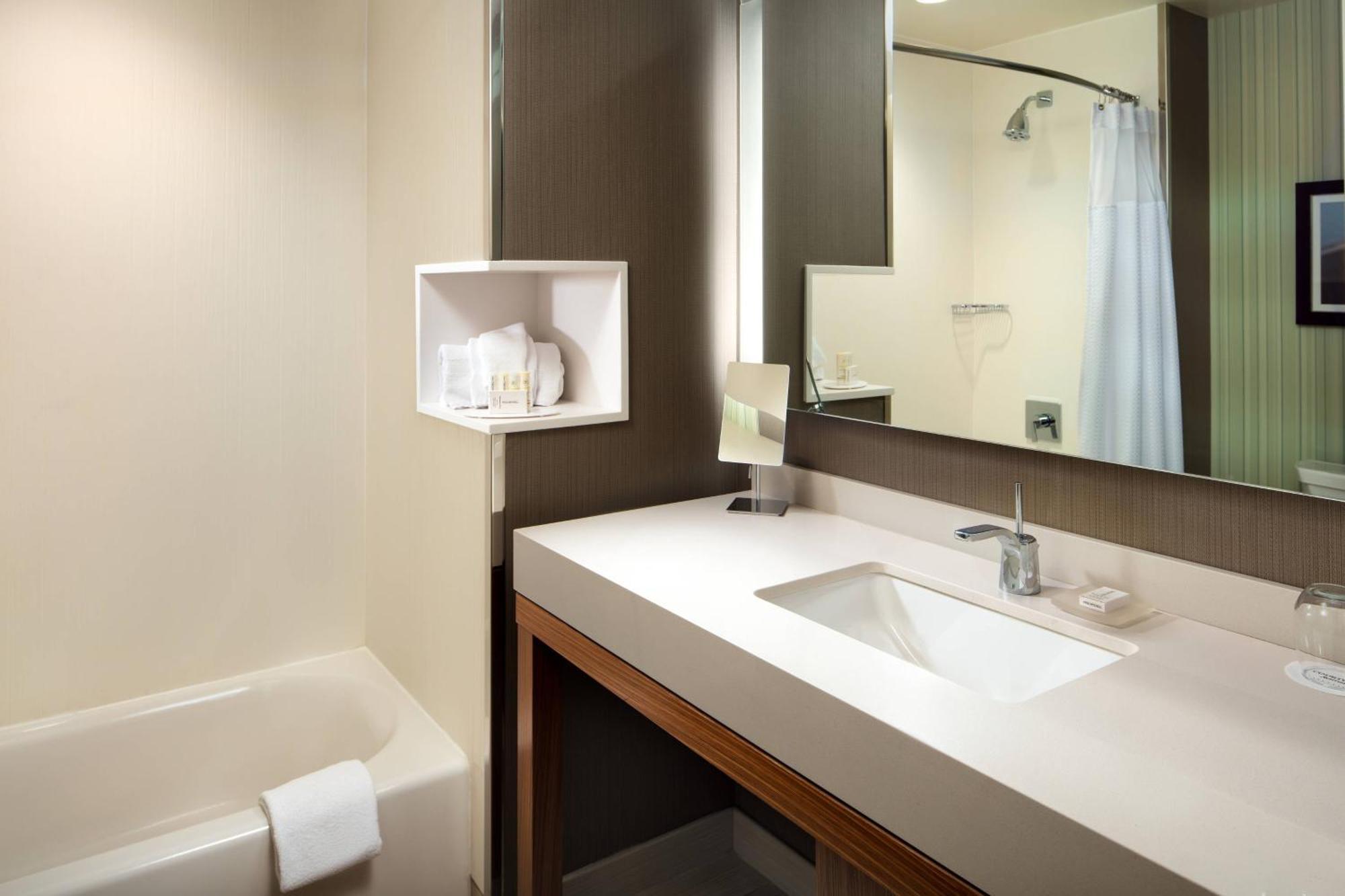 Courtyard By Marriott Erie Bayfront Hotel Exterior photo