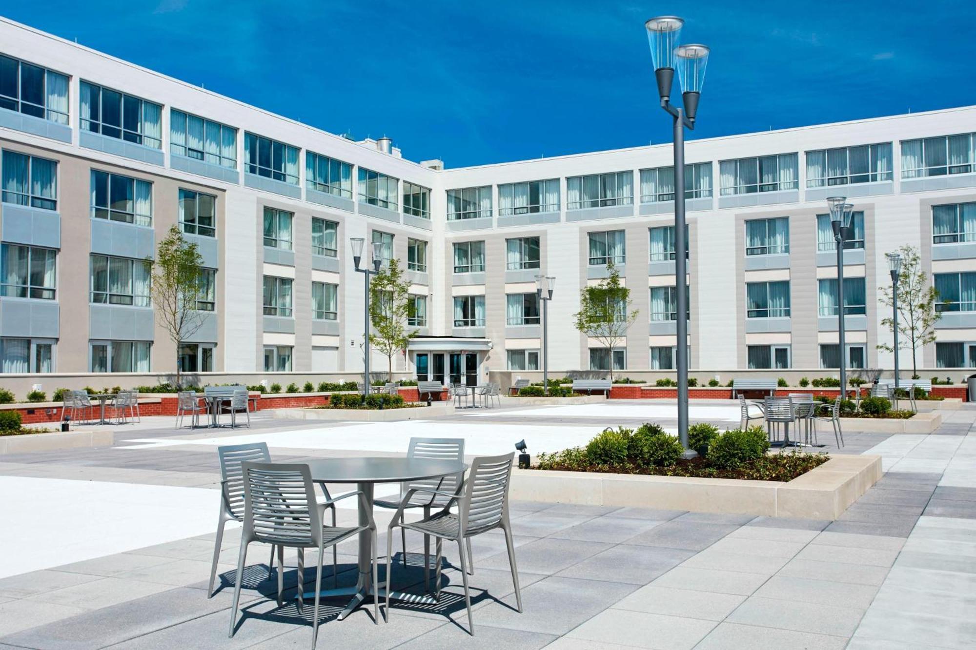 Courtyard By Marriott Erie Bayfront Hotel Exterior photo