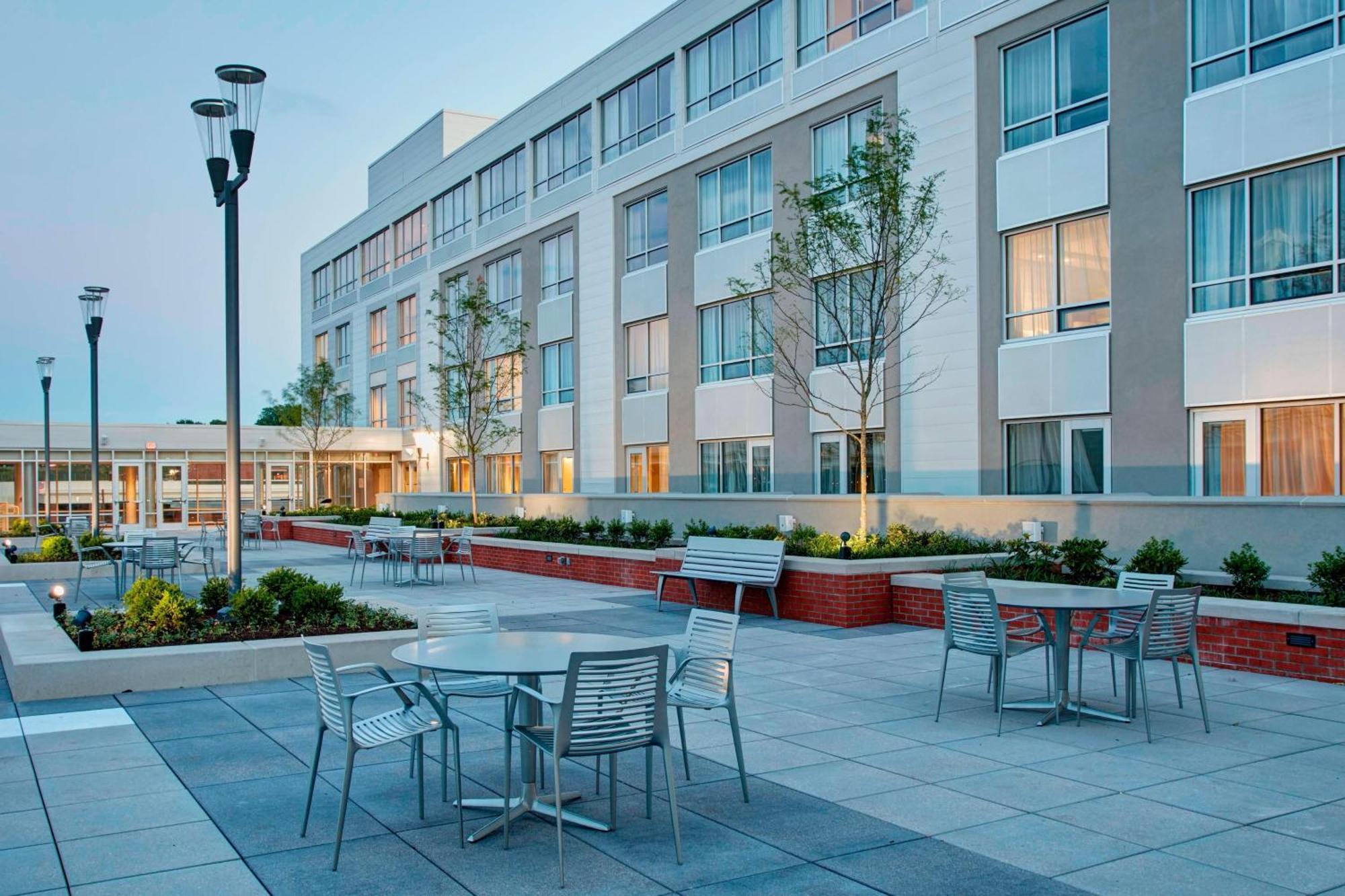 Courtyard By Marriott Erie Bayfront Hotel Exterior photo