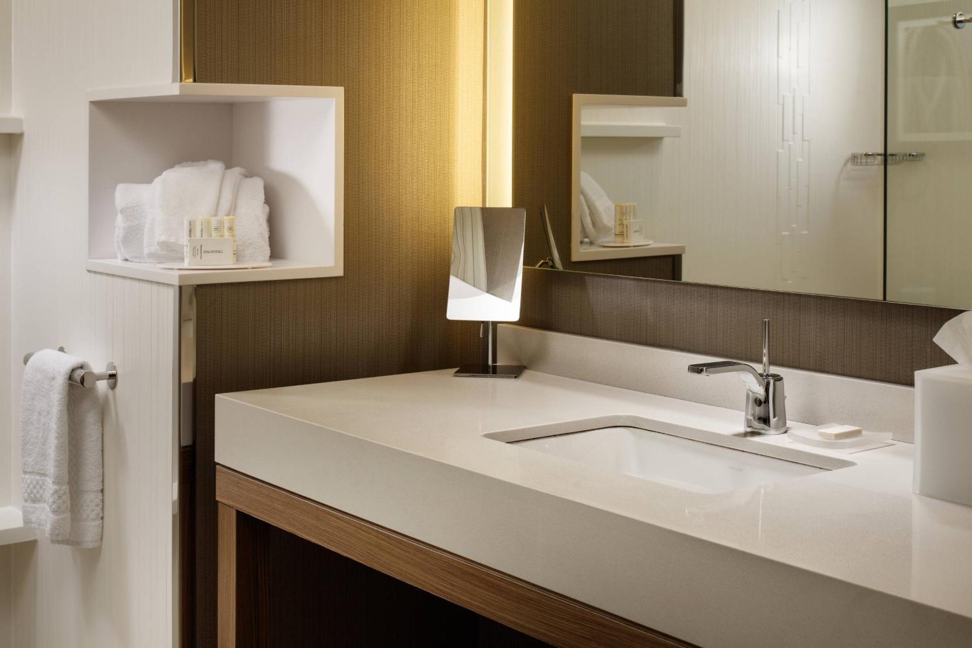 Courtyard By Marriott Erie Bayfront Hotel Exterior photo