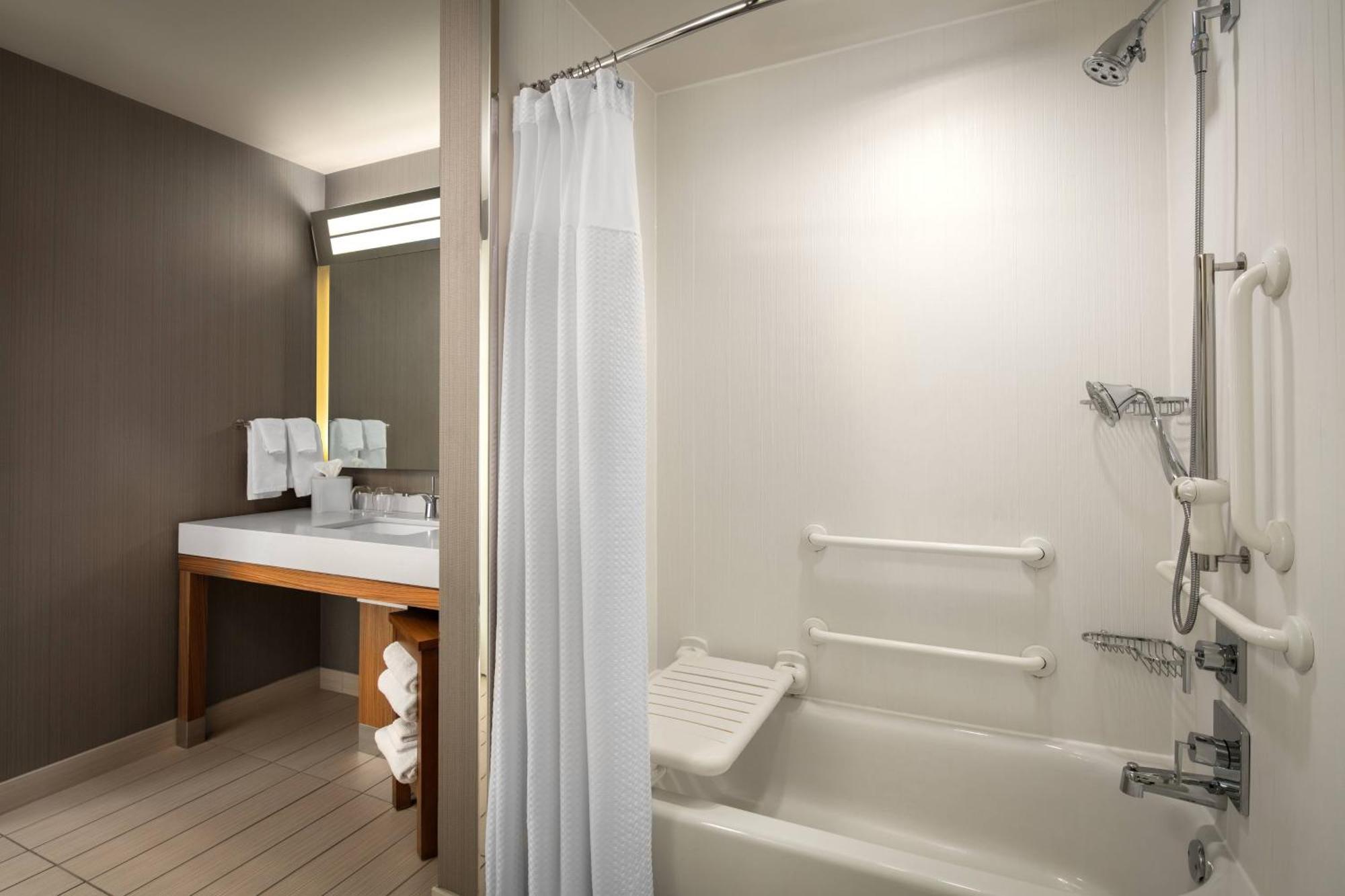 Courtyard By Marriott Erie Bayfront Hotel Exterior photo