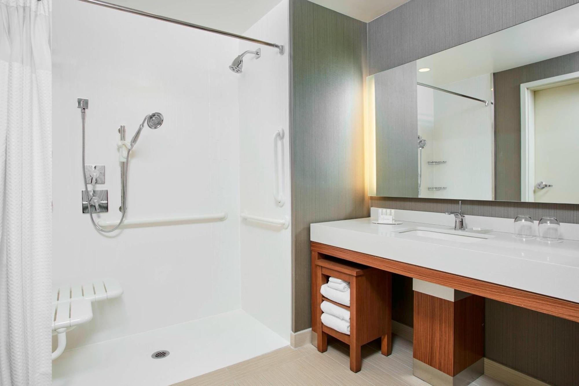 Courtyard By Marriott Erie Bayfront Hotel Exterior photo